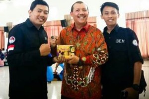 Sekda Jabar berfoto bersama dengan mahasiswa Unisa.